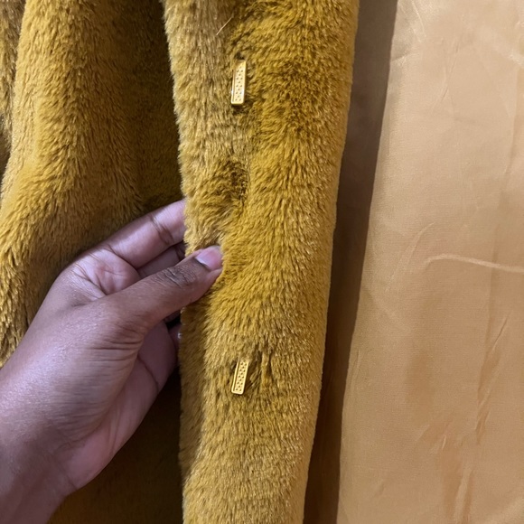 Halogen faux vegan fur coat. Size small. Golden yellow. Fully lined. - Picture 2 of 5